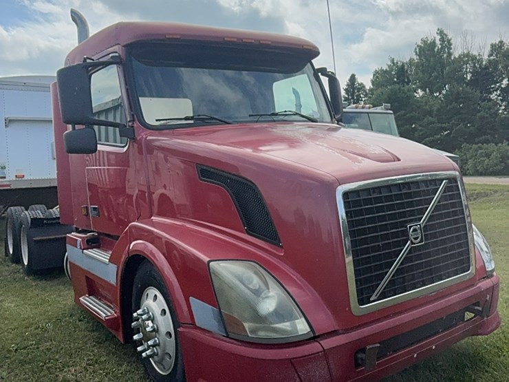 2004-volvo-day-cab-semi,-isx450-hpgm-volvo,-13-speed-manual,-22.5-tires-image-3