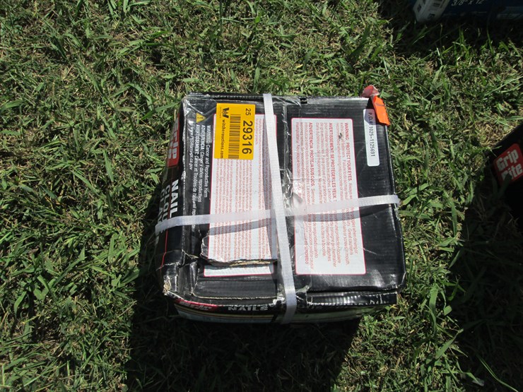 #29316-•-1-1/2"-fence-staples-image-1