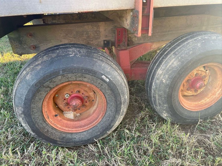 h&s-silage-box-on-knowles-tandem-running-gear-image-14