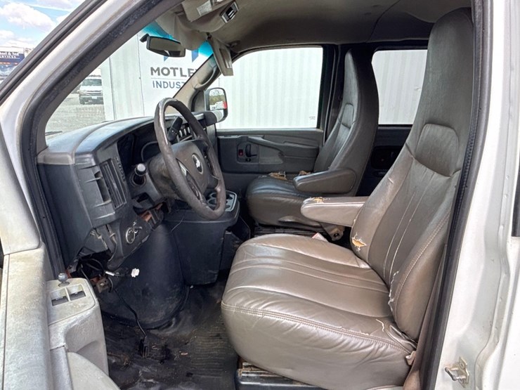 2011-gmc-savana-van-image-10