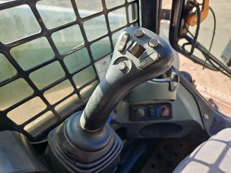 2011-bobcat-t770-image-22