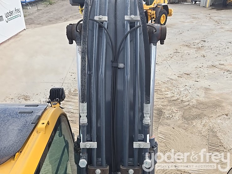 2022-deere-130g-image-54