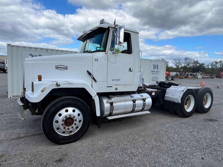 2001-volvo-road-tractor-image-1