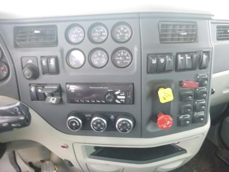 2019-peterbilt-567-image-34