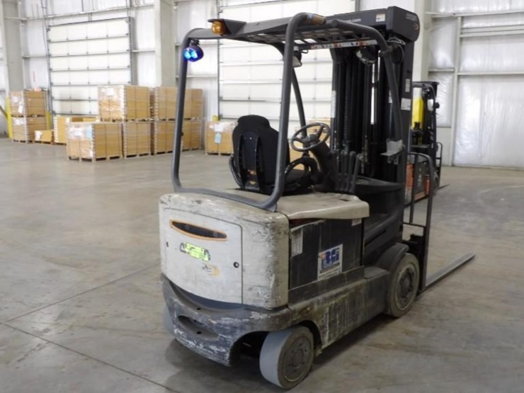 2015-crown-4500-5000lb-electric-warehouse-forklift-image-3