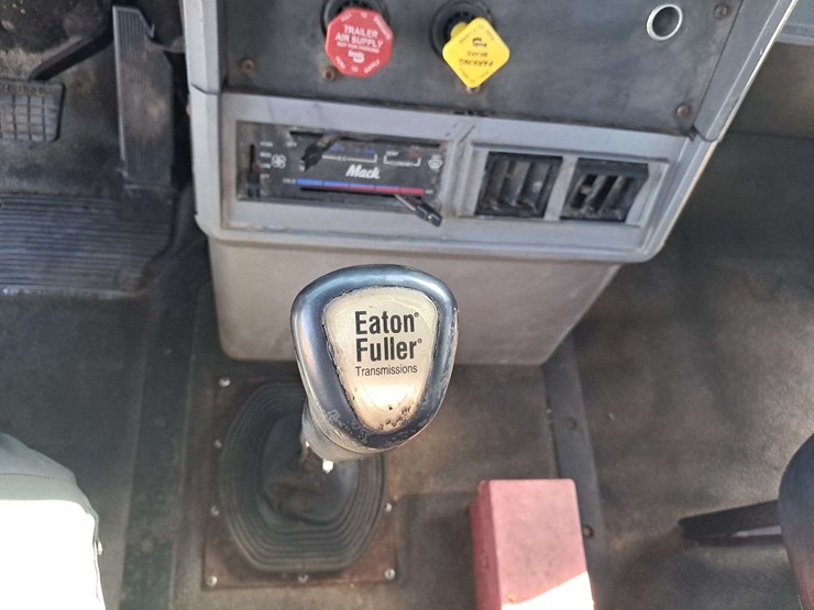 2000-mack-ch-tanker-truck-image-39