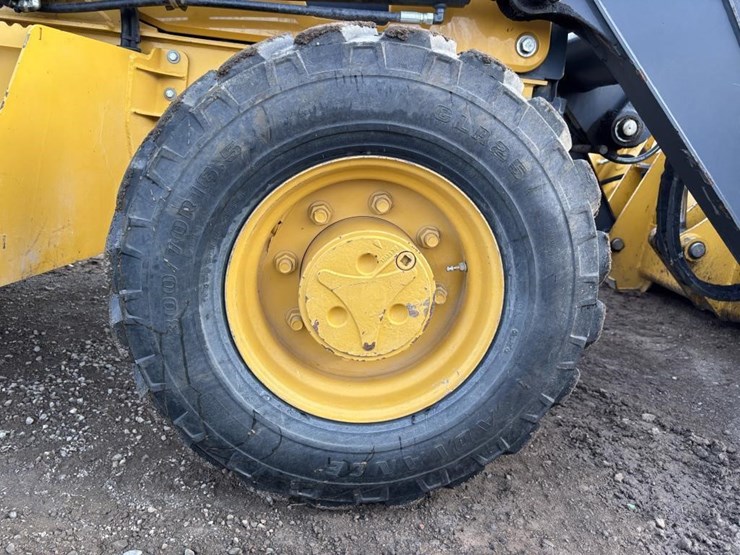 2019-deere-210l-image-22
