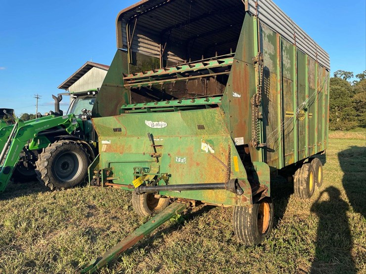 badger-tandem-axle-silage-wagon-image-2