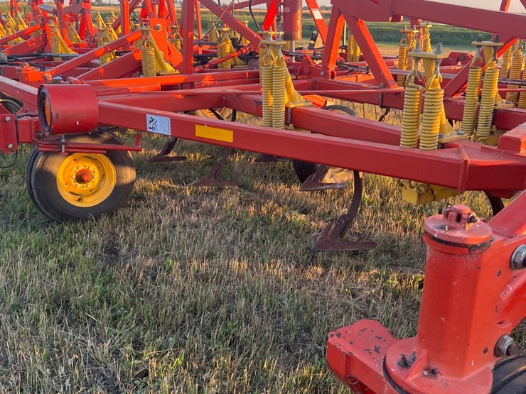 54’-bourgault-chisel,-12”-space,-heavy-harrows,-note:-hitch-slightly-bent-in-one-spot,-doesn’t-affect-performance-of-machine-as-hitch-is-floating.-image-13