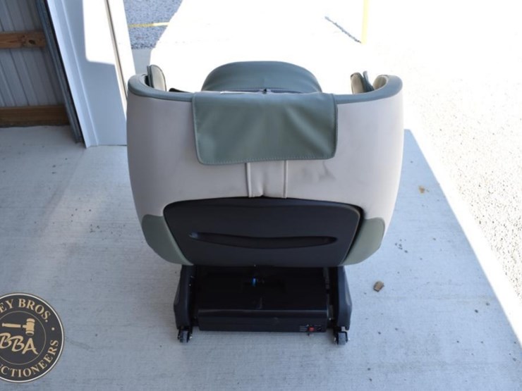 massage-chair-with-remote-control,-zero-gravity,-heat-therapy-image-4