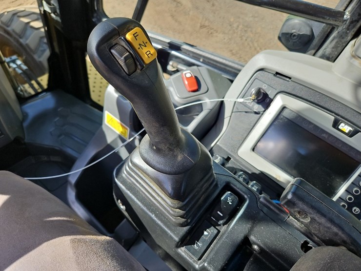 2022-caterpillar-440-image-32