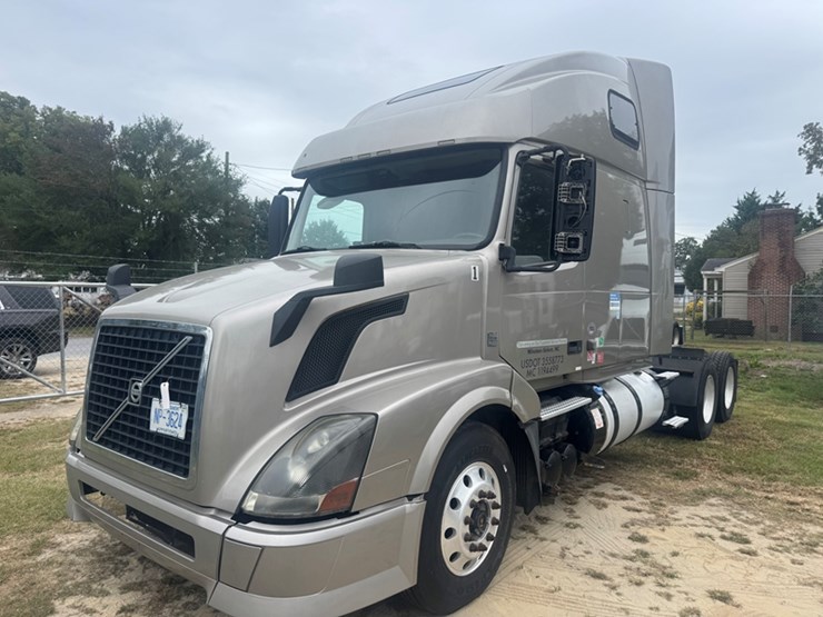 2015-volvo-vnl-sleeper---d13-diesel,-10-speed-manual-trans-995,988-miles-showing---4v4nc9eh1fn91707-image-1