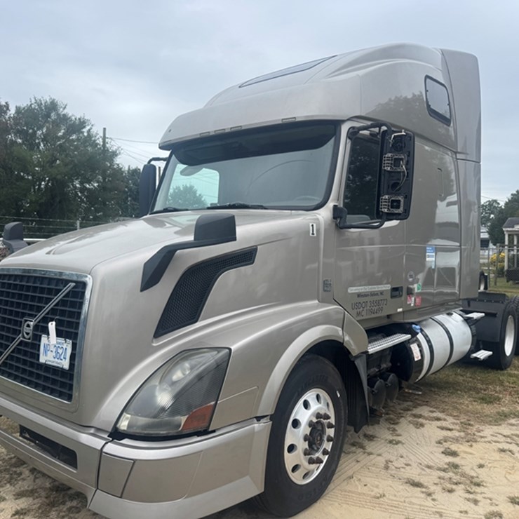 2015 VOLVO VNL SLEEPER - D13 DIESEL, 10 SPEED MANUAL TRANS 995,988 MILES SHOWING - 4V4NC9EH1FN91707
