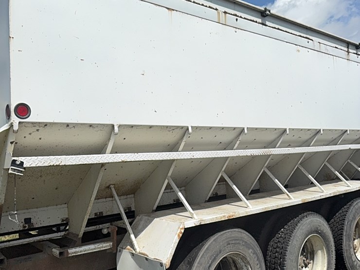 international-tri-axle-truck,-model-2200,--live-bottom,-detroit-diesel,-9-speed-manual,-roll-tarp-image-15