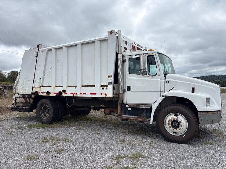 #29330-•-freightliner-single-axle-sanitation-truck-image-3