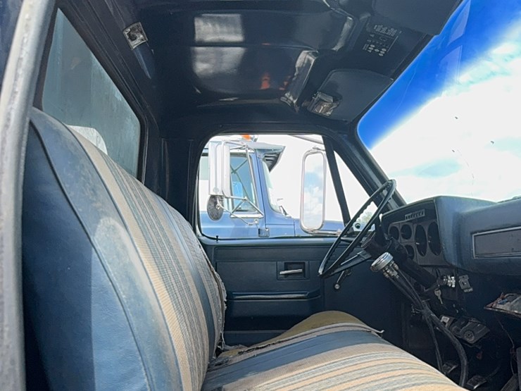 gmc-tandem-twin-screw-grain-truck,-live-bottom-box,-fuel-pincher-detroit-diesel,-tilt-back-hood,-5-speed-with-hi/lo-image-26