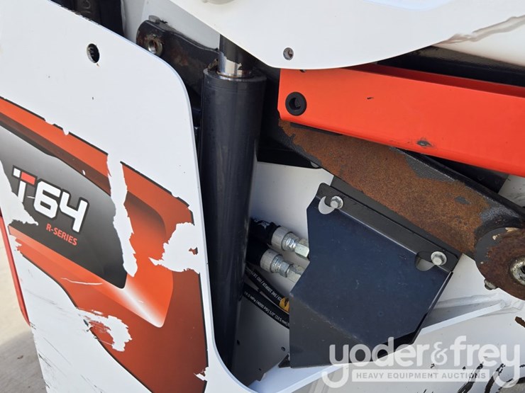2022-bobcat-t64-image-32