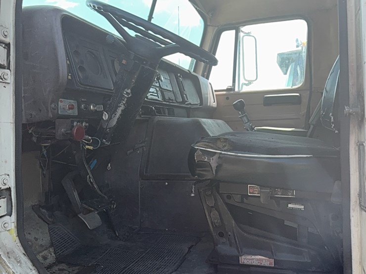 international-tri-axle-truck,-model-2200,--live-bottom,-detroit-diesel,-9-speed-manual,-roll-tarp-image-25