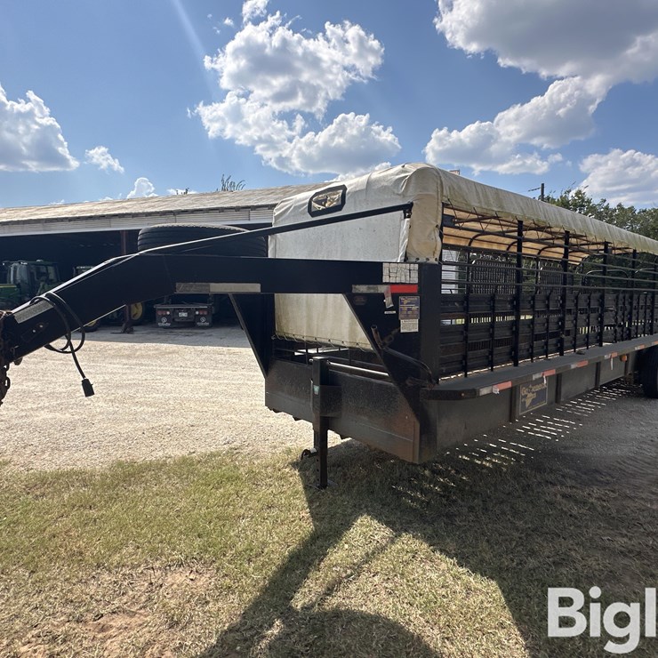 2008 Gooseneck 28’x6’ T/A Livestock Trailer