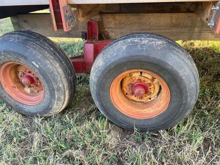 h&s-silage-box-on-knowles-tandem-running-gear-image-10