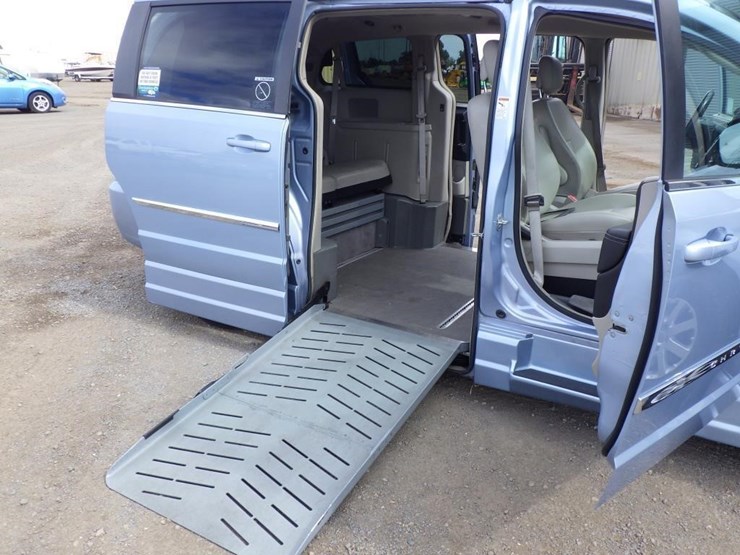 2013-chrysler-town-&-country-image-8