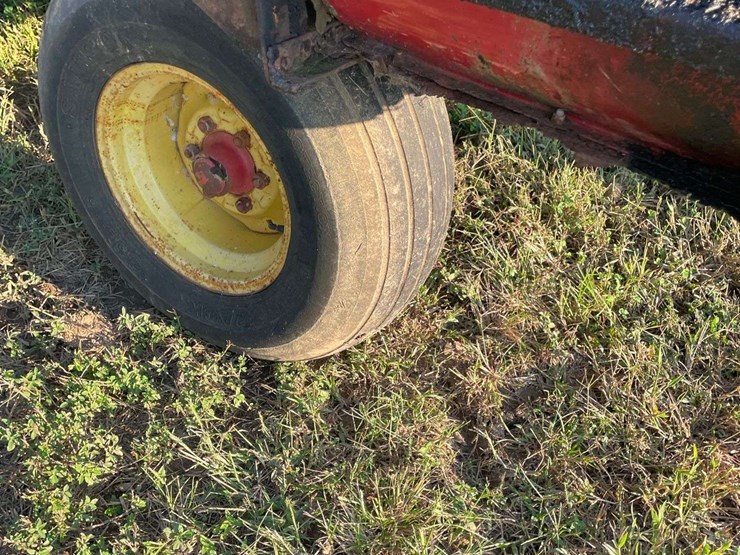 h&s-silage-box-on-knowles-tandem-running-gear-image-7