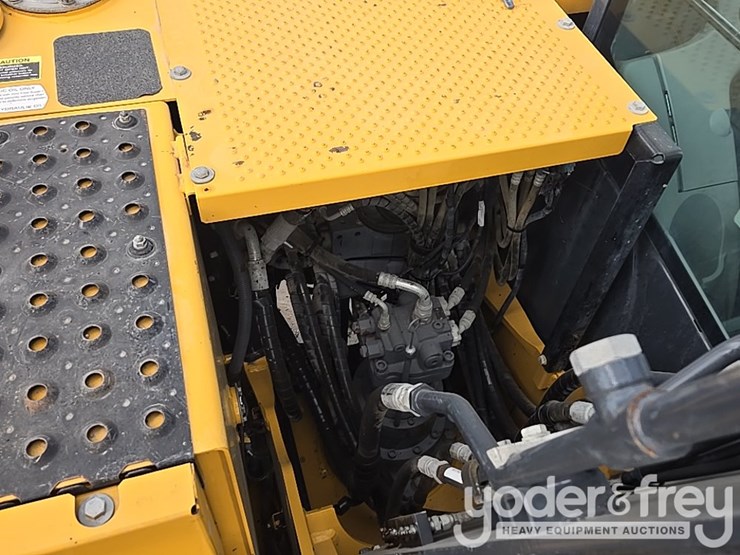 2022-deere-130g-image-57