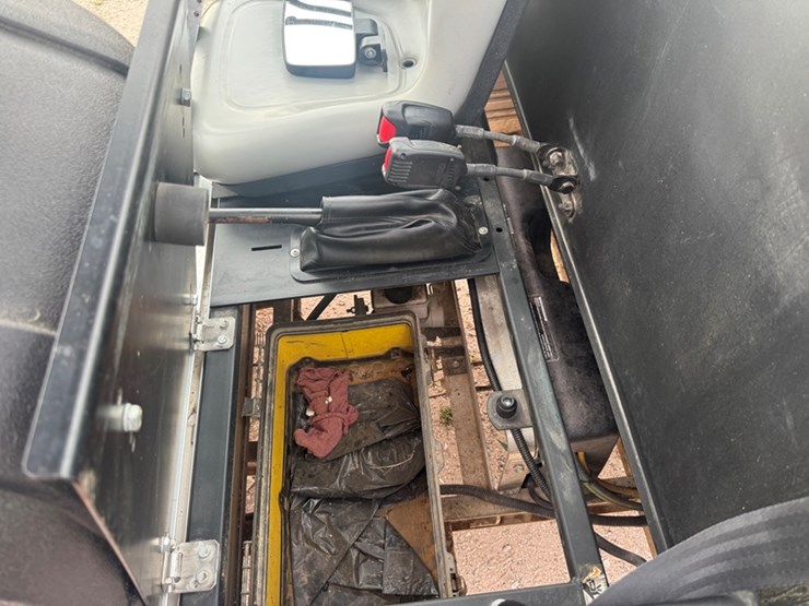 club-car-carry-all-710-electric-golf-cart-cab,-electric-dump-203hrs-showing-and-2033-miles-image-9