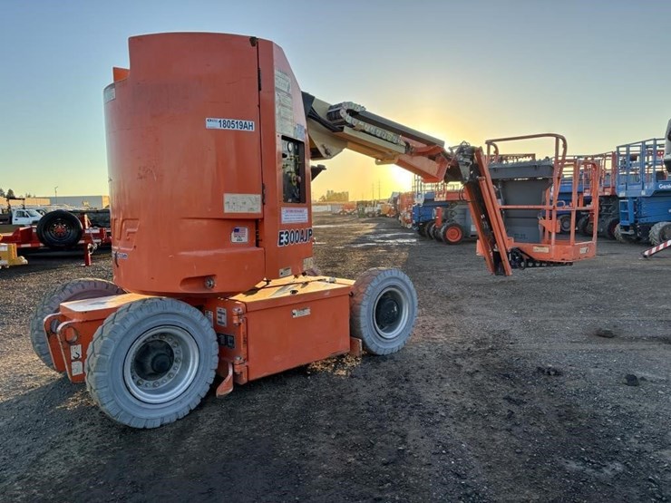 2016-jlg-e300ajp-image-3