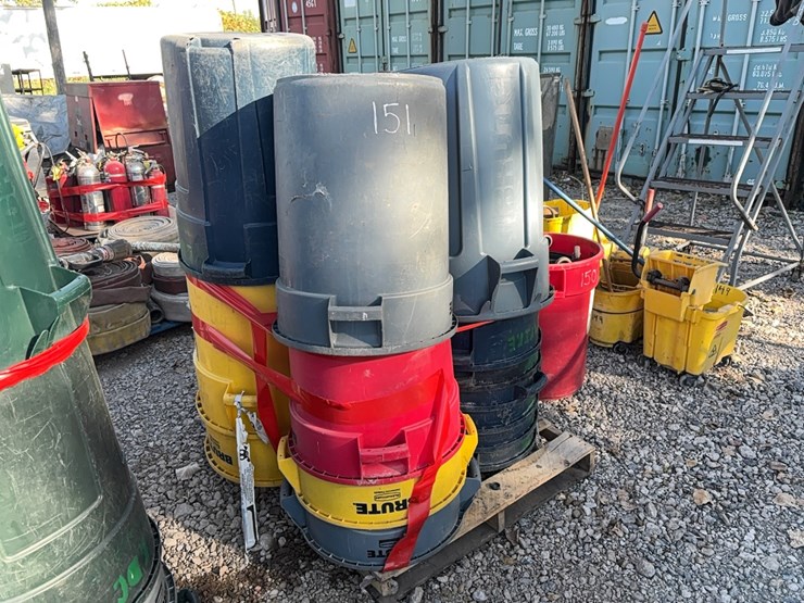 pallet-with-(17)-trash-barrels-support-equipment-image-1
