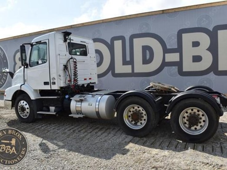 2015-volvo-vnm64t200-image-56