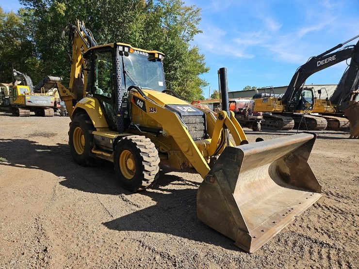 2022-caterpillar-440-image-7