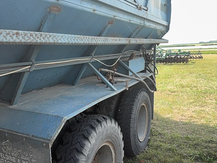 gmc-tandem-twin-screw-grain-truck,-live-bottom-box,-fuel-pincher-detroit-diesel,-tilt-back-hood,-5-speed-with-hi/lo-image-12