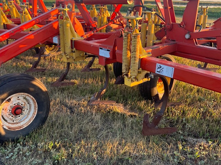 54’-bourgault-chisel,-12”-space,-heavy-harrows,-note:-hitch-slightly-bent-in-one-spot,-doesn’t-affect-performance-of-machine-as-hitch-is-floating.-image-17