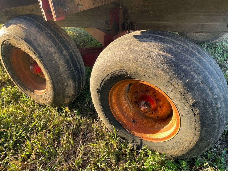 h&s-silage-box-on-knowles-tandem-running-gear-image-16