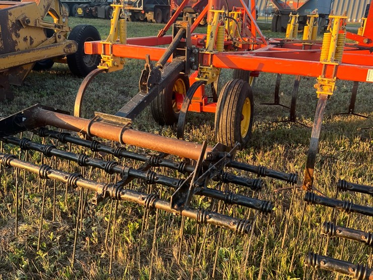 54’-bourgault-chisel,-12”-space,-heavy-harrows,-note:-hitch-slightly-bent-in-one-spot,-doesn’t-affect-performance-of-machine-as-hitch-is-floating.-image-46