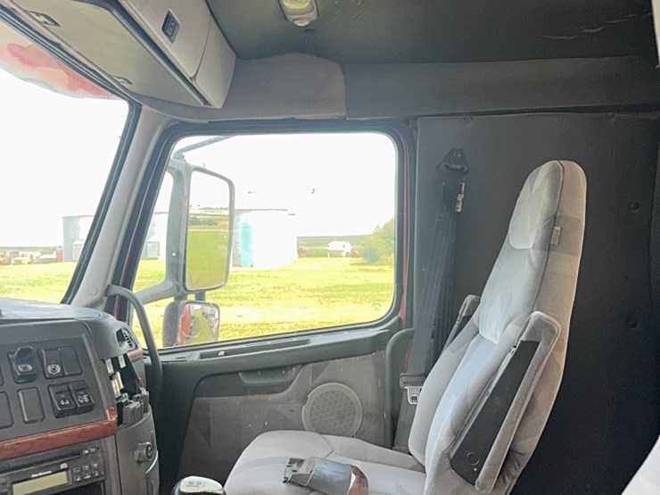 2004-volvo-day-cab-semi,-isx450-hpgm-volvo,-13-speed-manual,-22.5-tires-image-13
