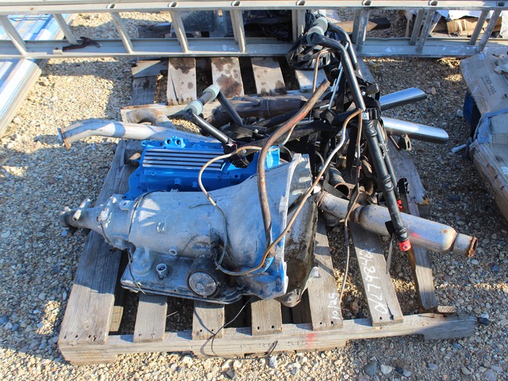 #8186-•-pallet-of-parts-for-jeep-image-1