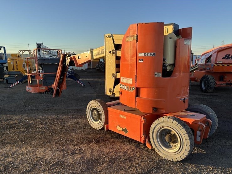 2016-jlg-e300ajp-image-4