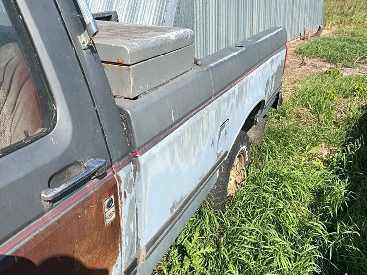 1987-ford-xlt-half-ton-lariat-four-wheel-drive-pick-up,-six-cylinder-gas,-lockouts,-believed-to-run,-didn’t-try-starting-it-image-11