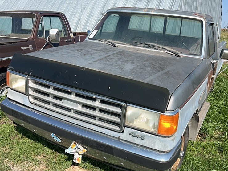 1987-ford-xlt-half-ton-lariat-four-wheel-drive-pick-up,-six-cylinder-gas,-lockouts,-believed-to-run,-didn’t-try-starting-it-image-6