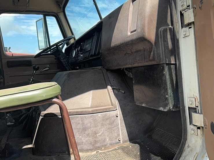 international-tri-axle-truck,-model-2200,--live-bottom,-detroit-diesel,-9-speed-manual,-roll-tarp-image-36