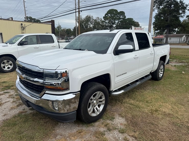 2018-chevrolet-silverado-1500-lt-image-1