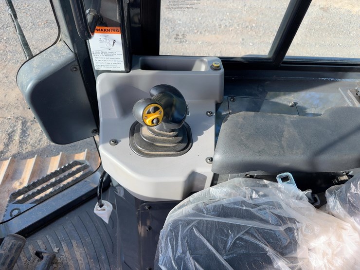 2023-komatsu-d39ex-24-image-34