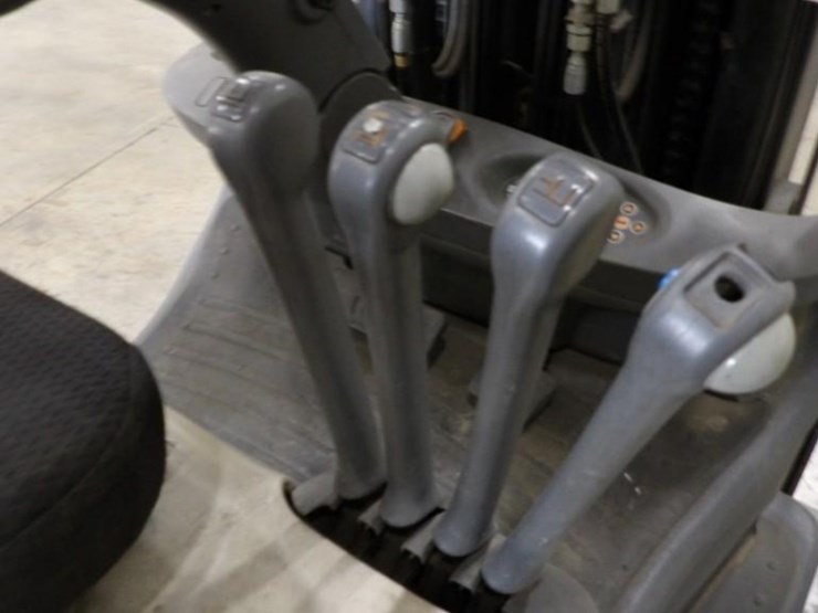 2015-crown-4500-5000lb-electric-warehouse-forklift-image-5