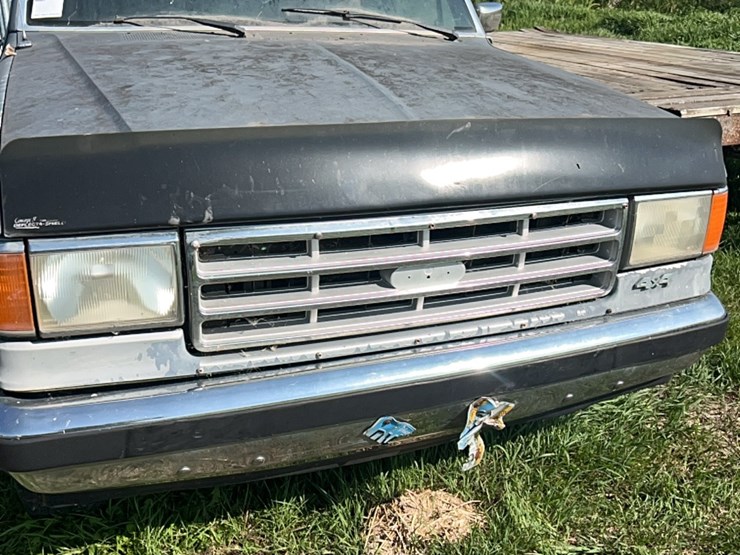 1987-ford-xlt-half-ton-lariat-four-wheel-drive-pick-up,-six-cylinder-gas,-lockouts,-believed-to-run,-didn’t-try-starting-it-image-3