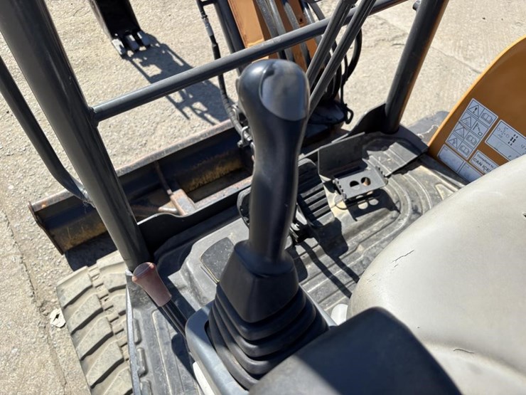 2019-case-cx37c-image-29