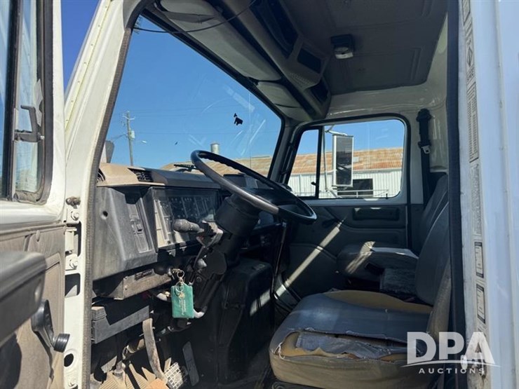 2001-ihc-4900-flatbed-truck-(pz13941,-unit-75804)-image-6