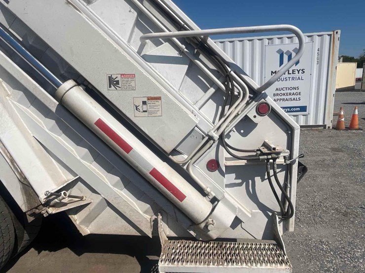 2005-freightliner-m2-20yd-rear-load-refuse-truck-image-11