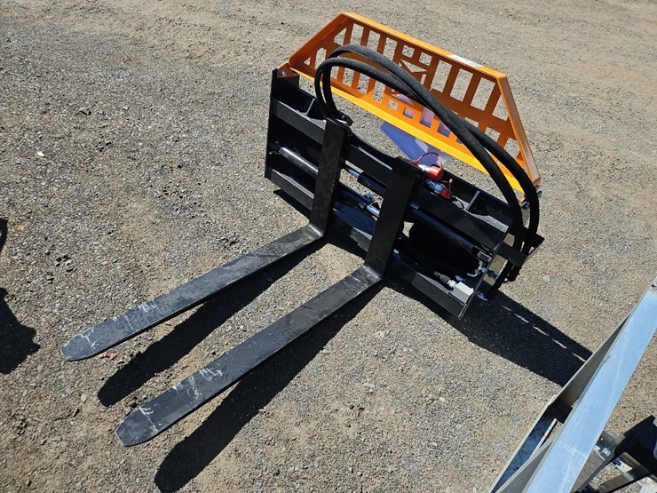 landhonor-42"-hyd-positioning-forks-image-1